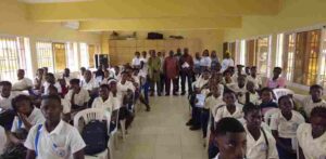 Le Complexe Scolaire d’ Avorbam et l’ ONG Gabon Environnement, main dans la main contre la Pollution Plastique